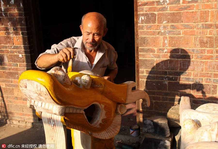 Elderly man carries on 1,000-year old dragon boat craft