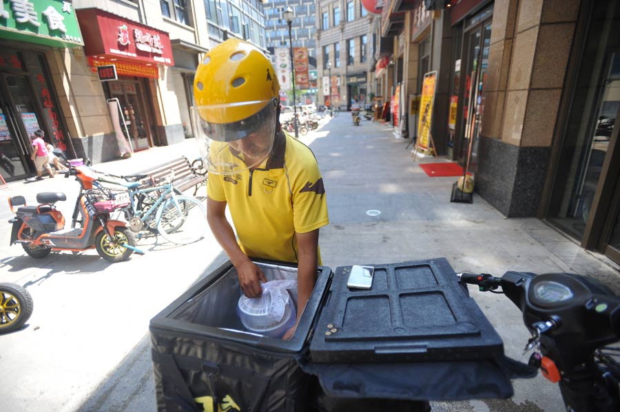 Courier delivers meals under scorching heat