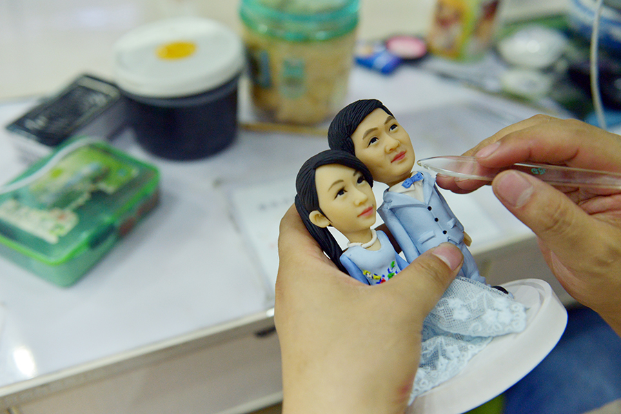 Dough figurine artist creates mini-mes for loving couples at Qixi festival