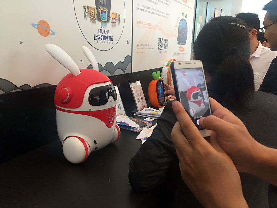 Intelligent robots interact with audiences at Beijing AI expo