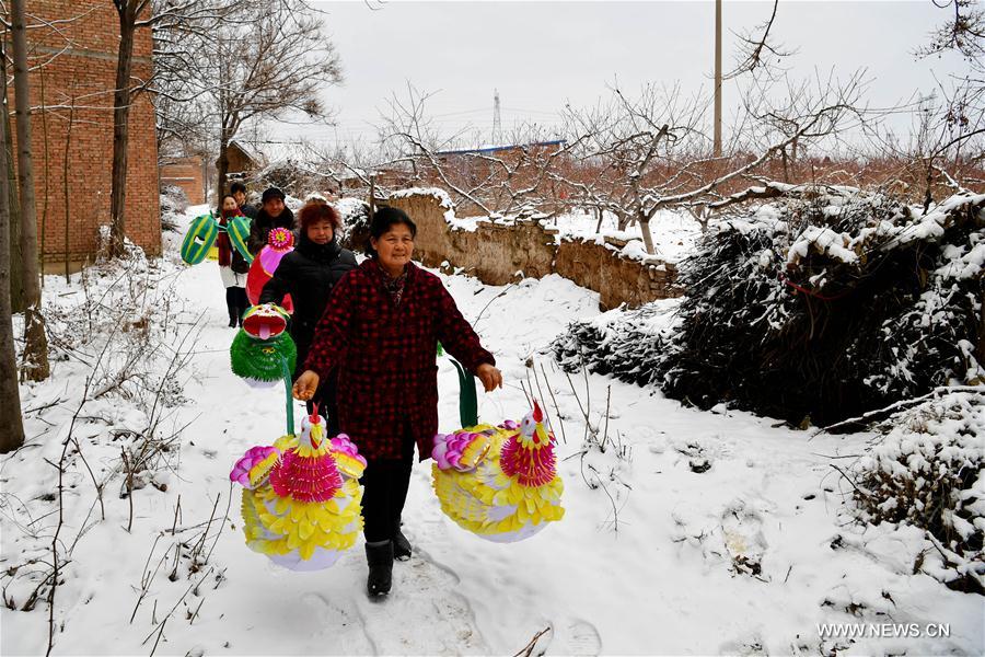 Villagers in Henan busy making lanterns to ensure market supply