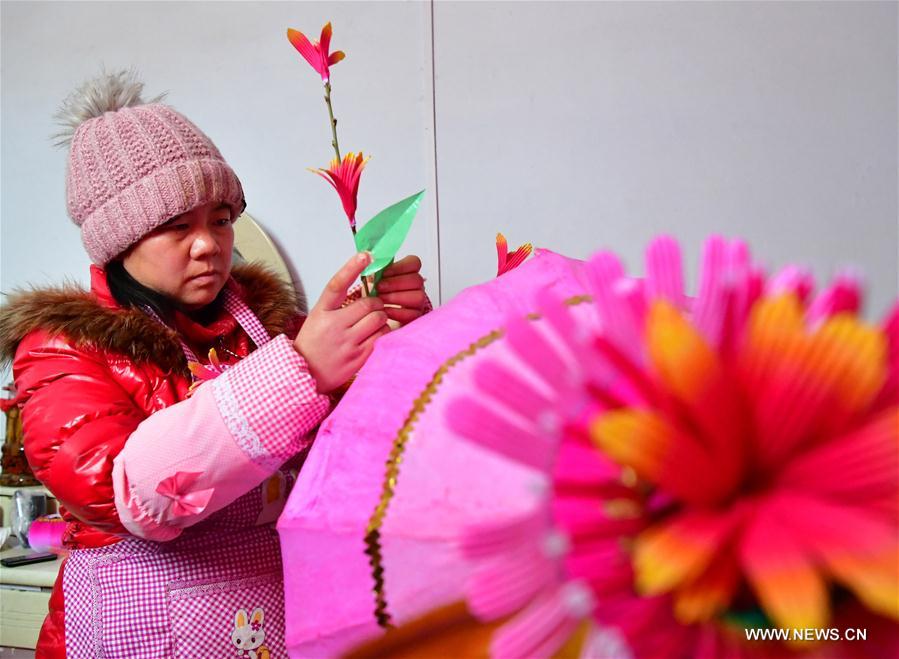 Villagers in Henan busy making lanterns to ensure market supply