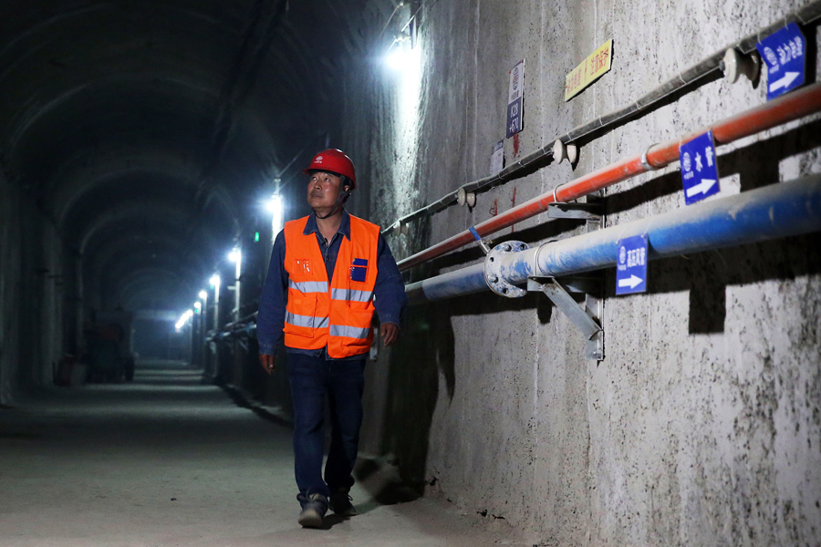 Beijing subway: Man behind the scenes