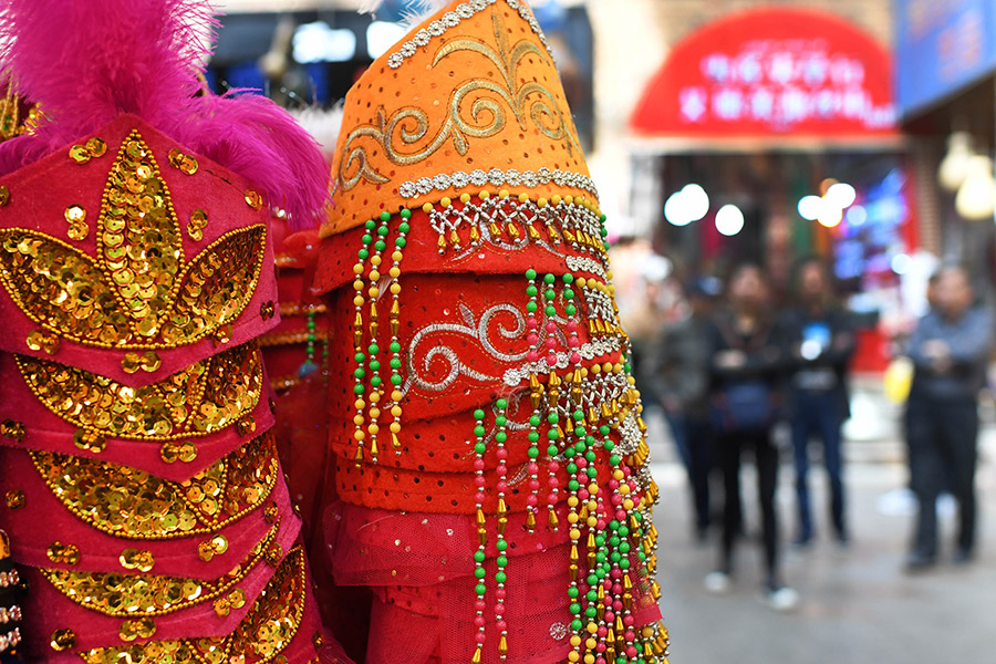 Xinjiang's International Grand Bazaar attracts tourists