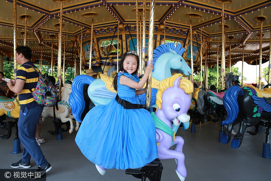 Shanghai father makes 100 dresses for daughter