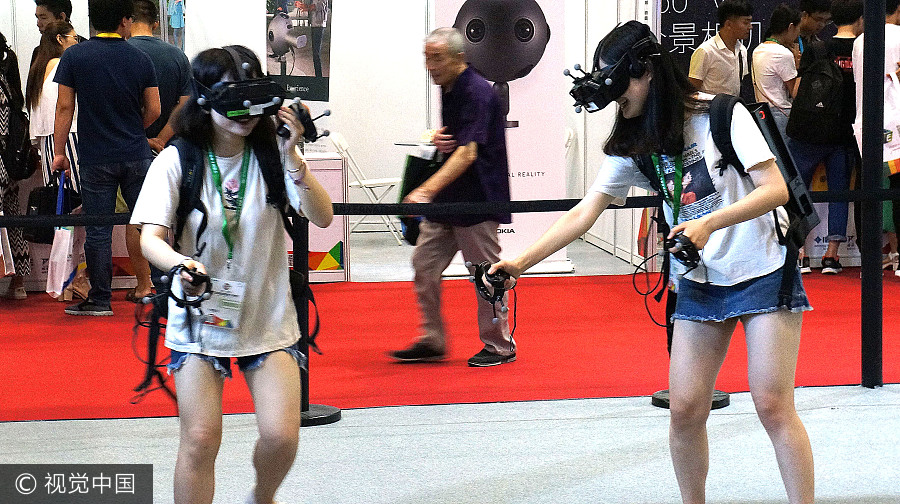 Robots, VR take spotlight at electronics expo in Beijing