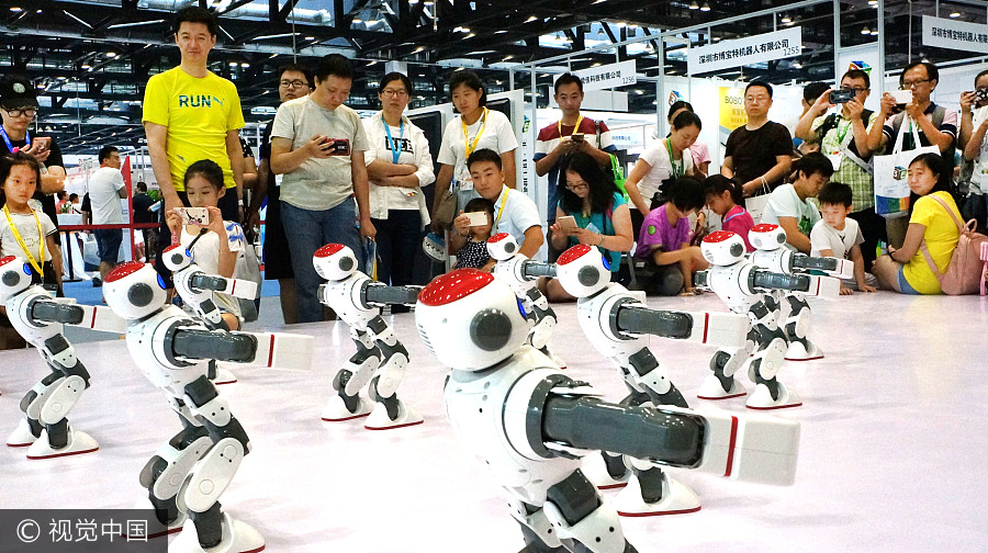 Robots, VR take spotlight at electronics expo in Beijing