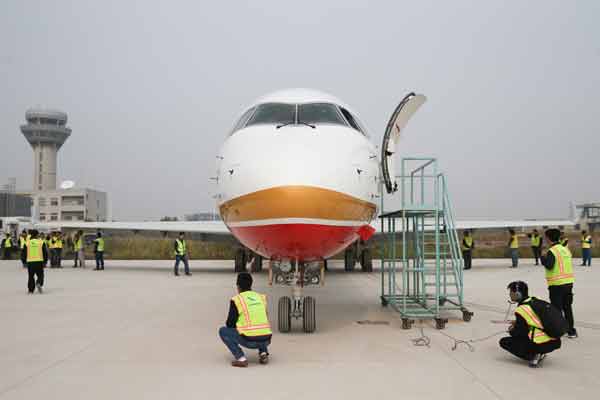 First China-made regional jet delivered to Chengdu Airlines
