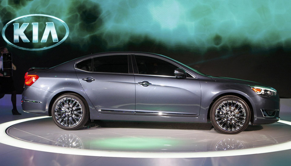 KIA launches 2014 Cadenza sedan at N. America auto show