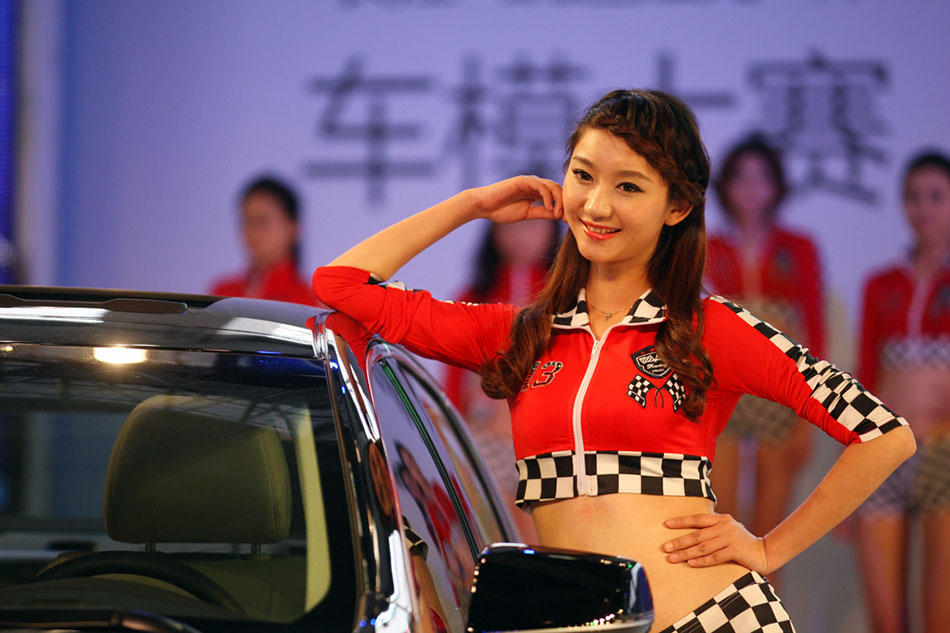 Model competition lights up Jiangsu auto show