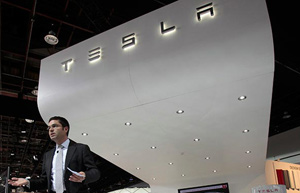 Tesla gives strong 2014 outlook, shares jump 12%