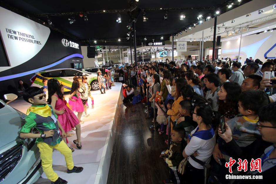 Adorable kids model at Taiyuan auto show