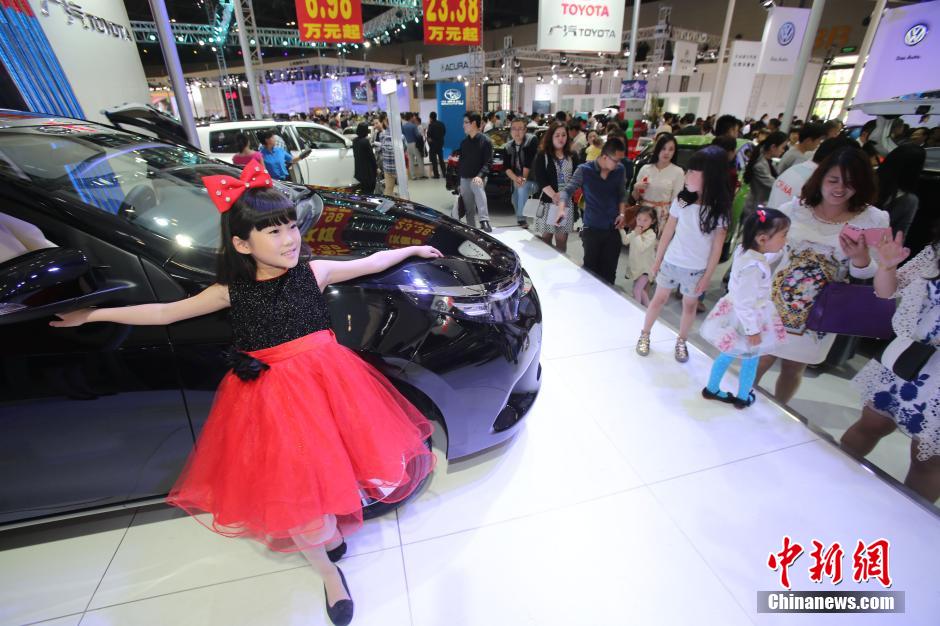 Adorable kids model at Taiyuan auto show