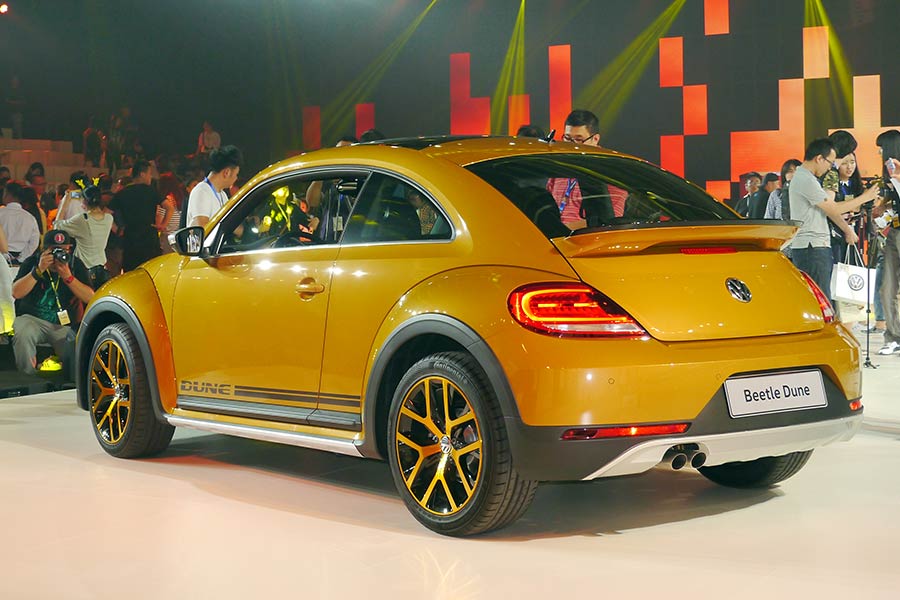 Lu Han excites VW Beetle Dune launch