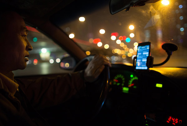 Beijing regulates cabbies' use of taxi-hailing apps