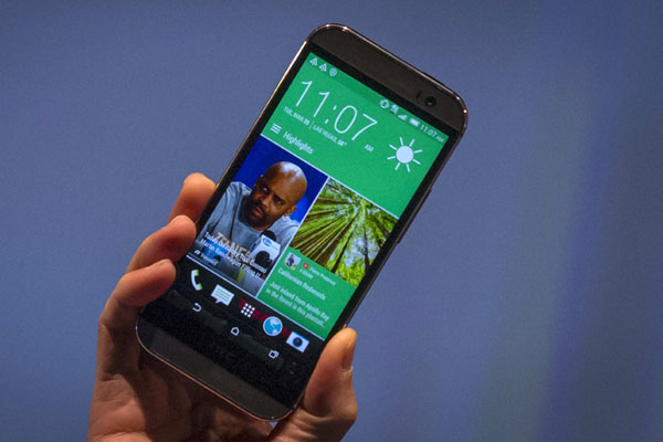 HTC debuts flagship smartphone in race against Samsung