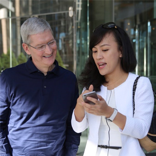 Tim Cook visits Apple store in Beijing, with Didi president