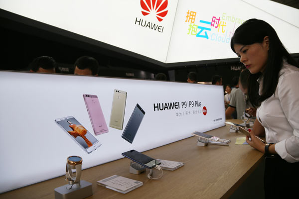 Ex-Huawei staff held over 'leaks'