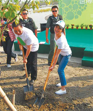 Film star plants trees to decrease carbon footprints