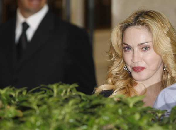 Madonna flaunts her new golden teeth