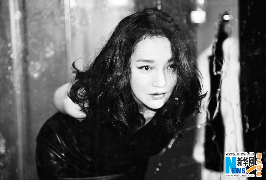 Li Yuchun takes black-and-white photos of Zhou Xun