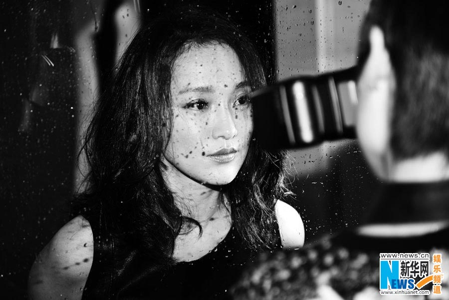 Li Yuchun takes black-and-white photos of Zhou Xun