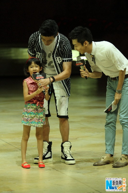 Actor Lu Yi and daughter Bei Er appear at theater show