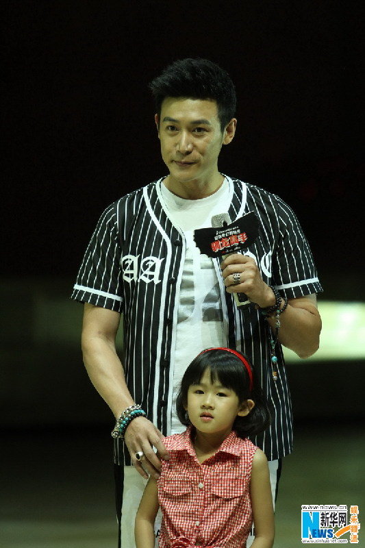 Actor Lu Yi and daughter Bei Er appear at theater show