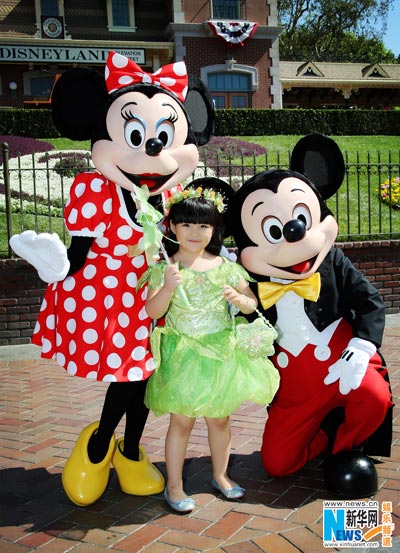 Wang Shiling visits Disney World with parents