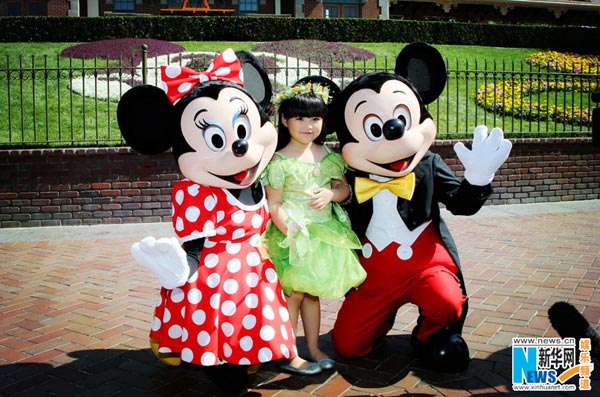 Wang Shiling visits Disney World with parents