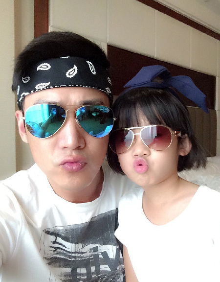 Happy moments of actor Lu Yi with his daughter