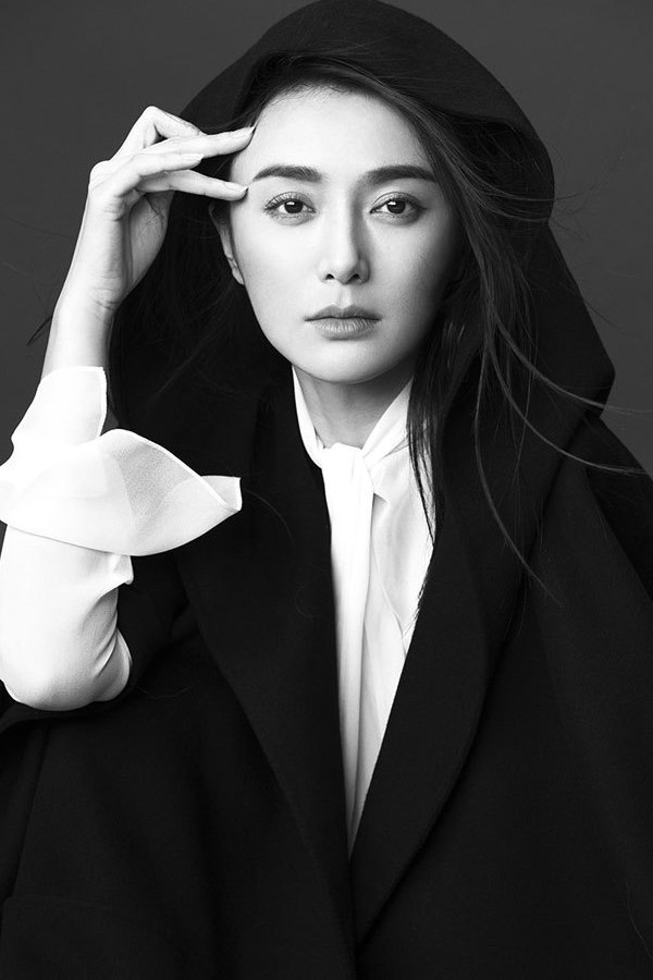 Elegant Qin Lan poses for fashion shots