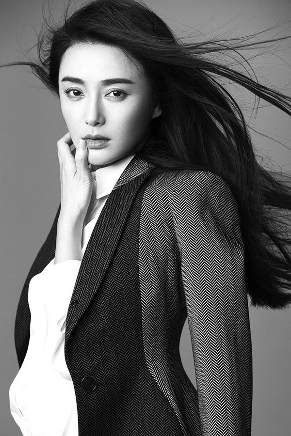 Elegant Qin Lan poses for fashion shots