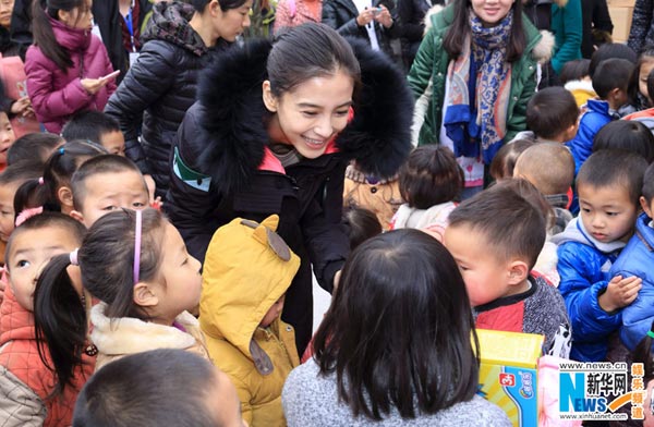 Angelababy visits children in Sichuan