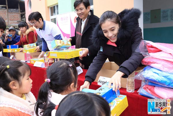 Angelababy visits children in Sichuan