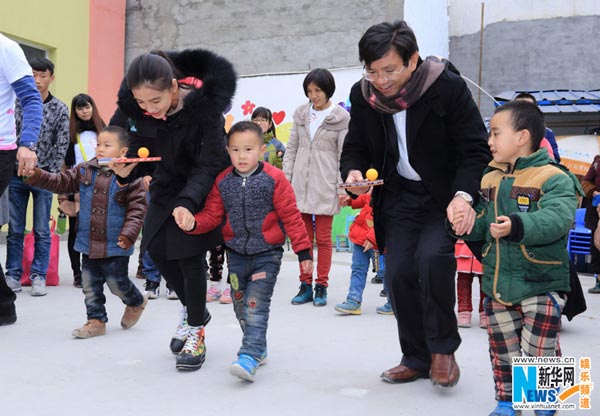 Angelababy visits children in Sichuan