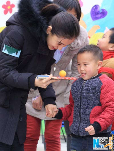 Angelababy visits children in Sichuan