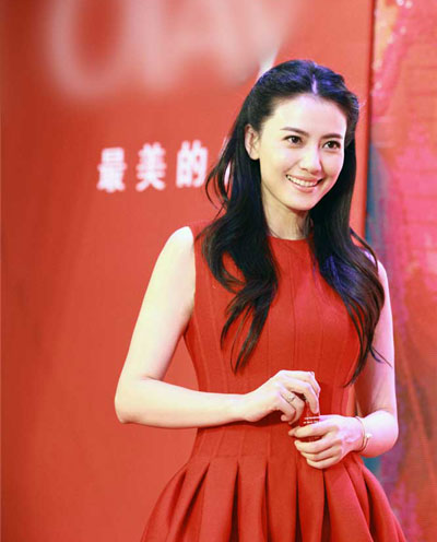 Gao Yuanyuan promotes cosmetics in Shenzhen