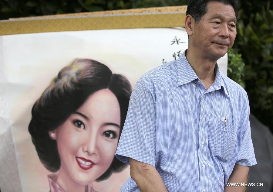 Fans mark death anniversary of Teresa Teng in Taiwan