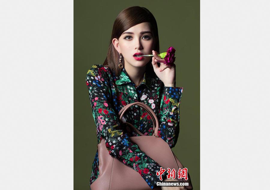 Pregnant Hannah Quinlivan poses for photos