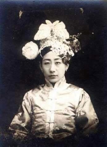 Evolution of Chinese beauties in a century