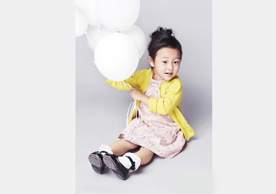 Sweet Tian Xin poses for parenting magazine