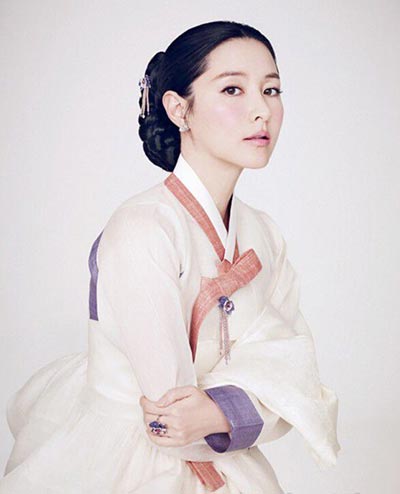 South Korean actresses in traditional hanbok