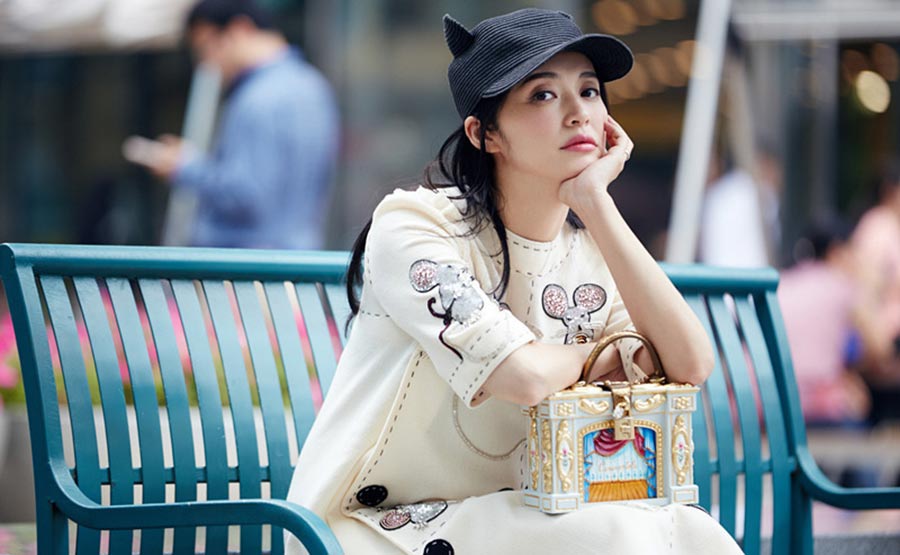 Pregnant Yao Chen poses for street snaps