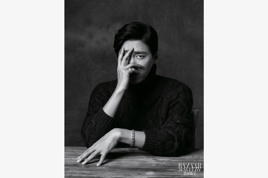 Actor Li Yifeng releases fashion photos for 'Bazaar'