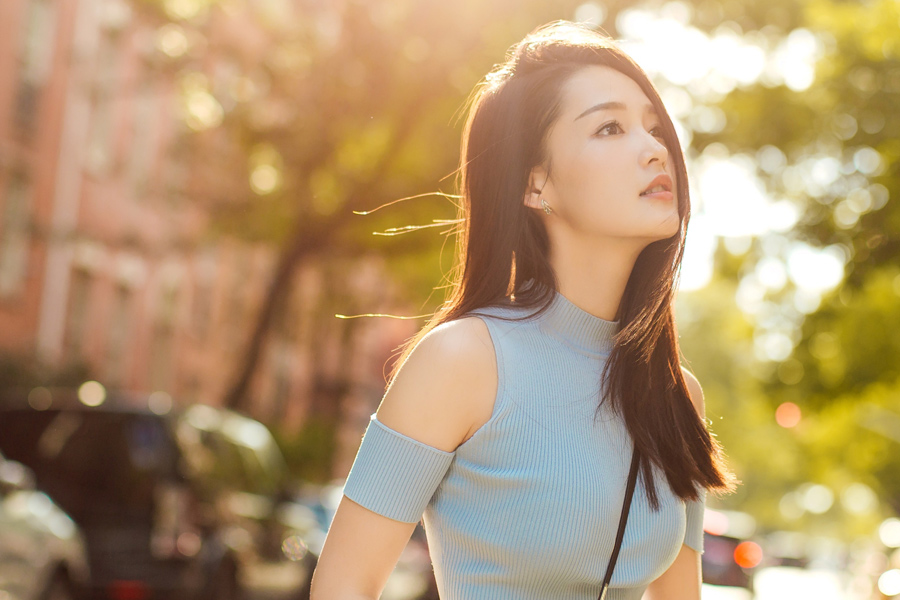 Actress Li Qin shoots for fashion photos