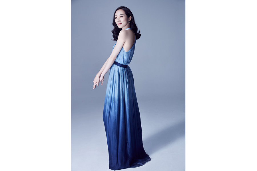 Actress Han Xue releases fashion photos