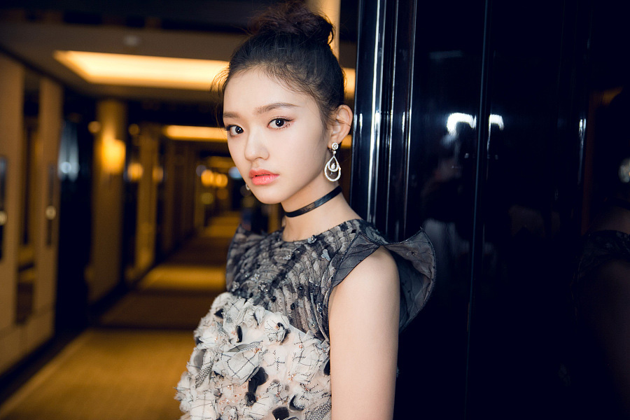 Actress Lin Yun releases fashion photos