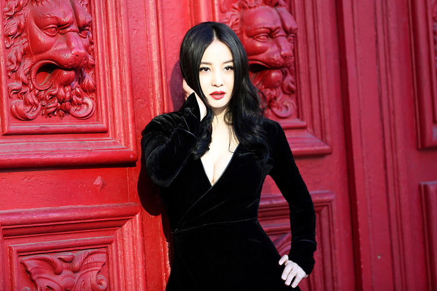 Actress Tao Hong releases fashion photos