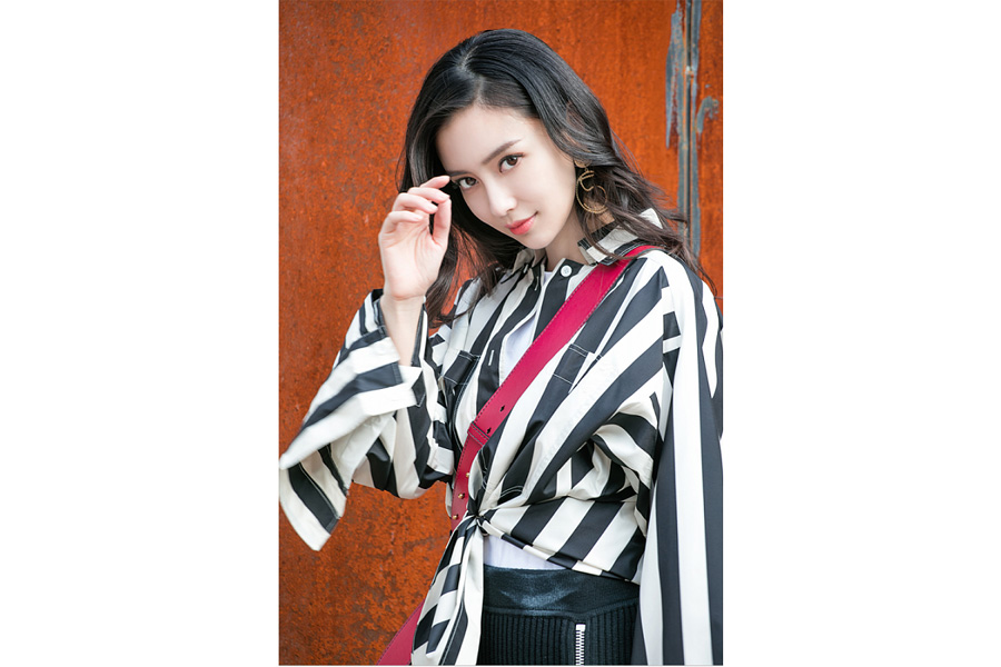 Fashion queen Angelababy releases fashion photos